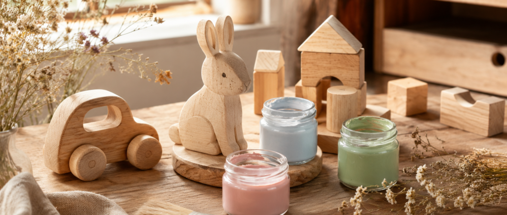 Plastikfreies Spielzeug: Holzspielzeug mit ungiftiger Milchfarbe (Milk Paint) bemalen